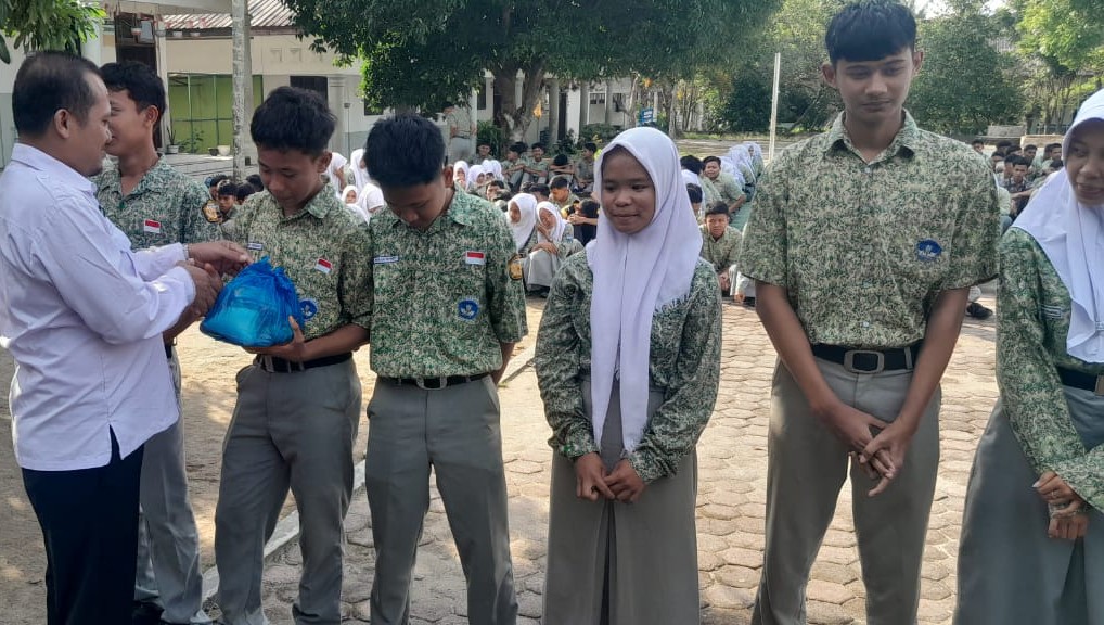 SMK Negeri 4 Tebing Tinggi Salurkan Donasi untuk Korban Banjir